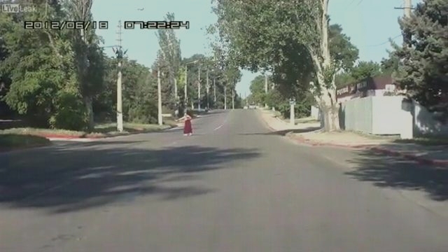 Обнаженная старуха на дороге